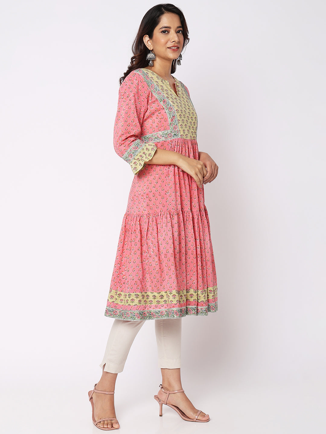 Aseesa Women Wearing Pink Cotton Floral Kurta
