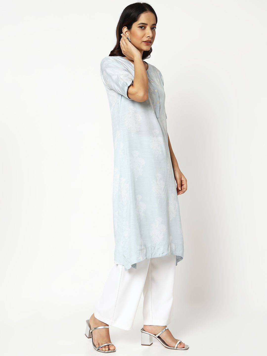 Women Wearing Straight Fit Printed Kurta