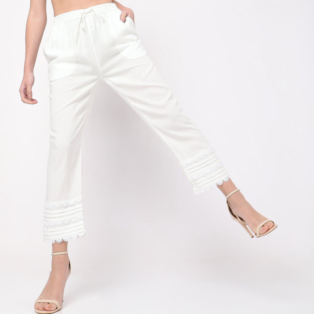 Women Wearing Regular Fit Solid Mid Rise Palazzo