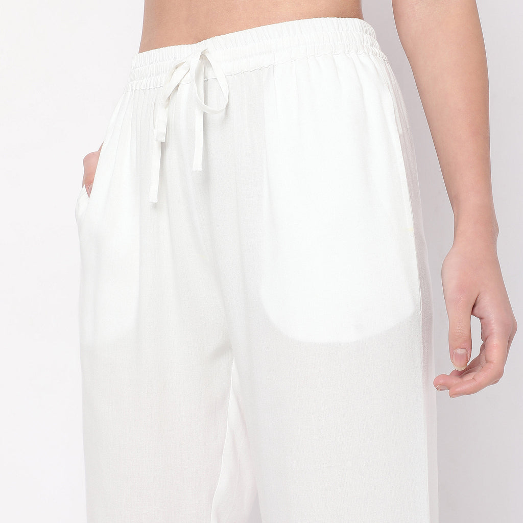 Women Wearing Regular Fit Solid Mid Rise Palazzo