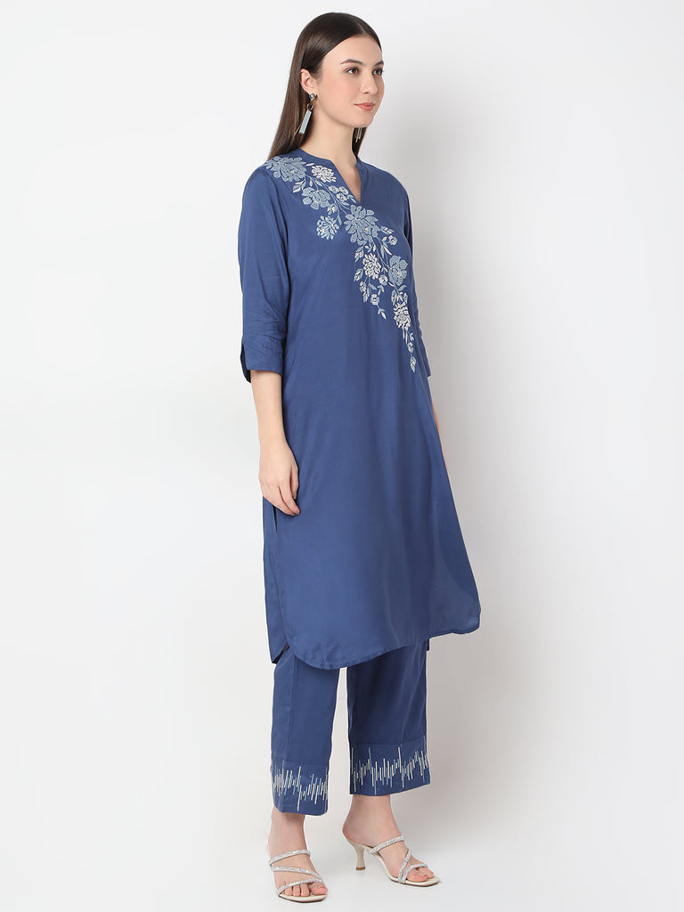 Straight Fit Embroidered Straight Kurta