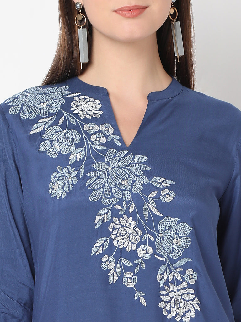 Straight Fit Embroidered Straight Kurta