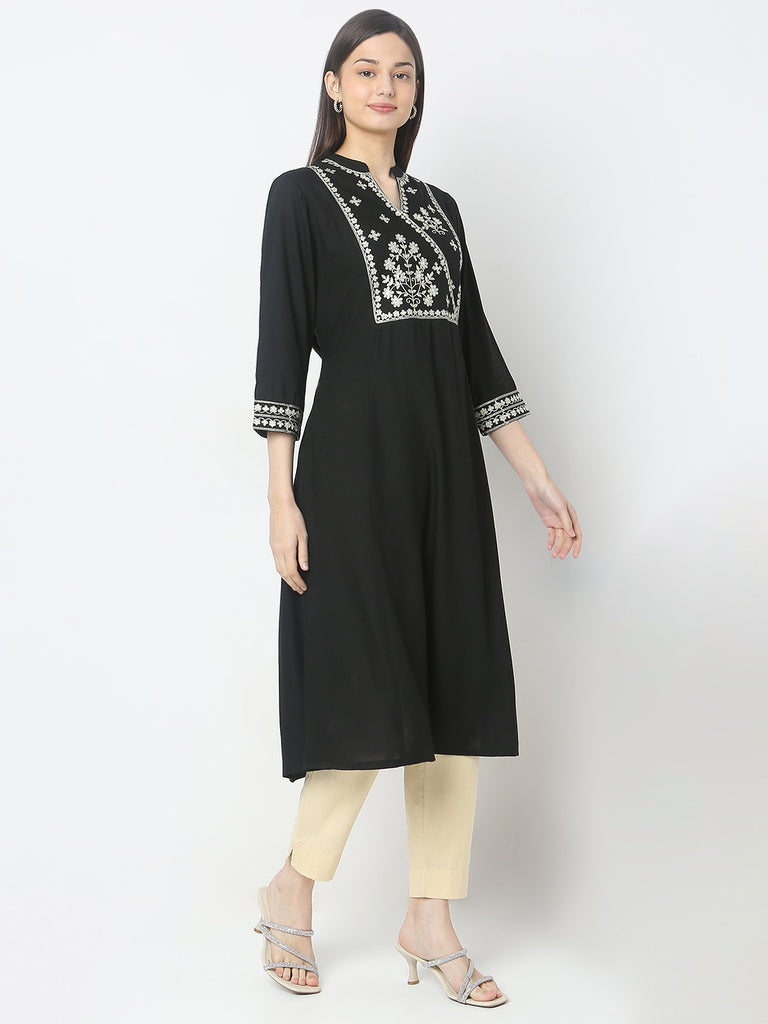 Regular Fit Embroidered Kurta