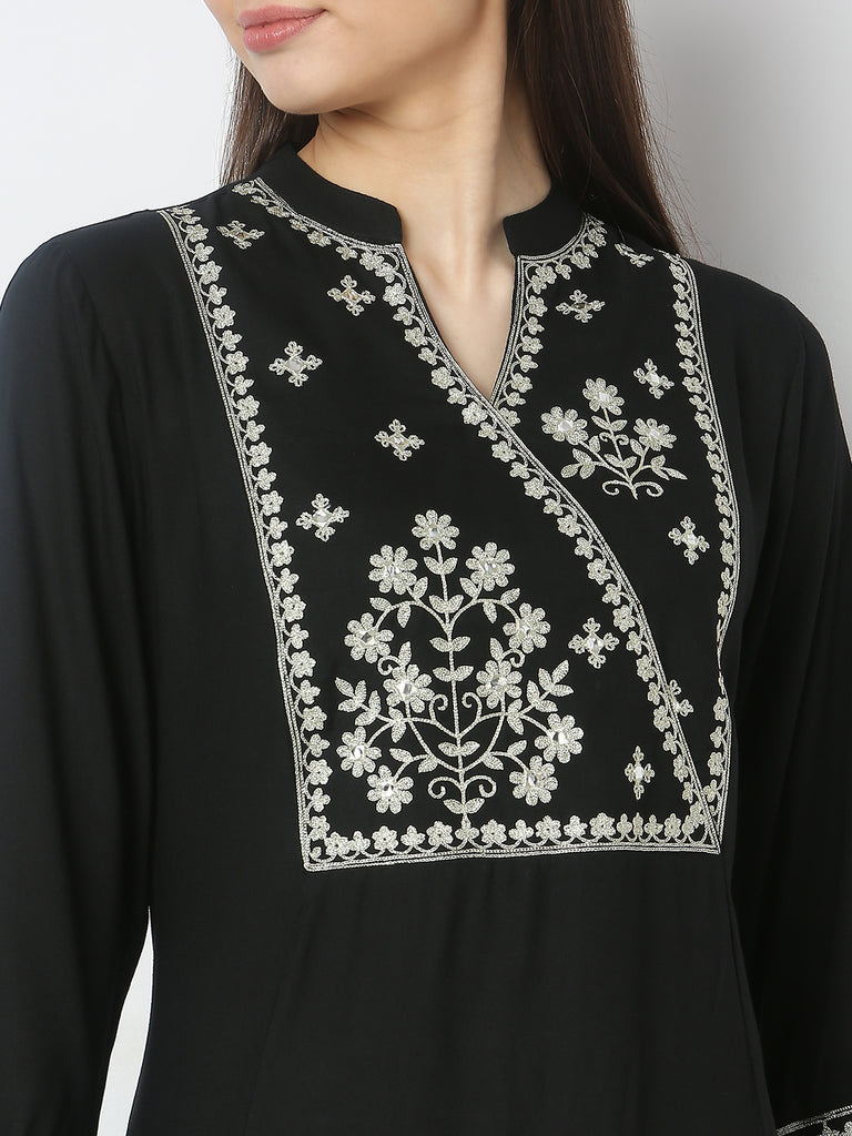 Regular Fit Embroidered Kurta