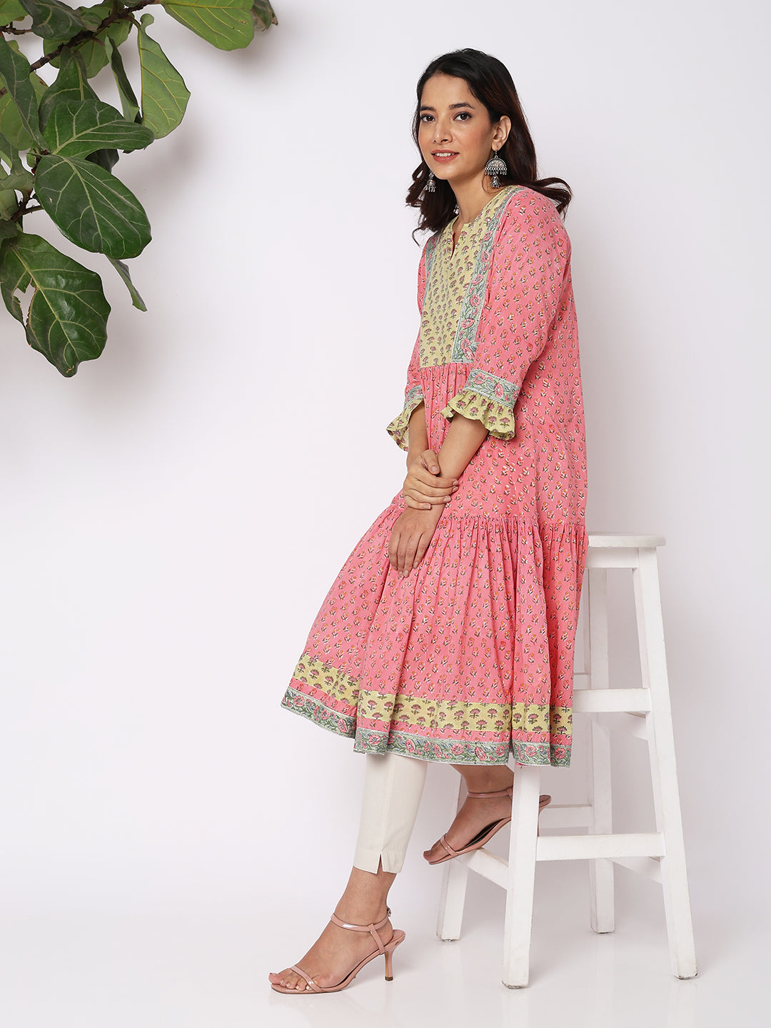 Aseesa Women Wearing Pink Cotton Floral Kurta