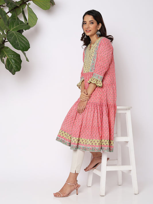 Aseesa Women Wearing Pink Cotton Floral Kurta