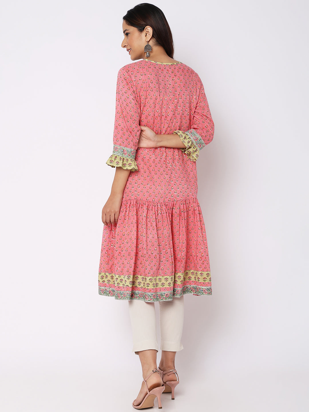 Aseesa Women Wearing Pink Cotton Floral Kurta