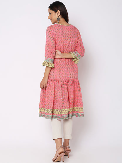 Aseesa Women Wearing Pink Cotton Floral Kurta