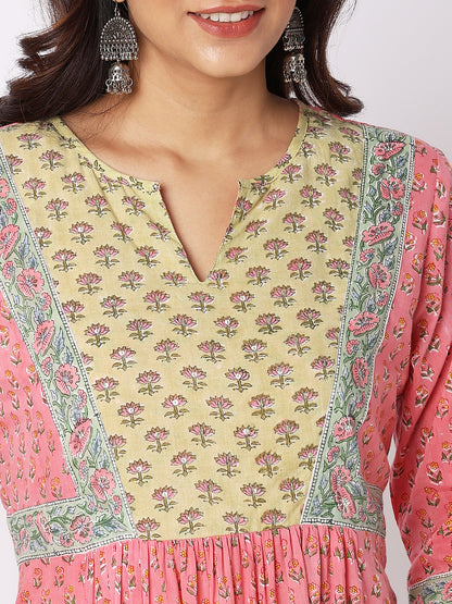 Aseesa Women Wearing Pink Cotton Floral Kurta