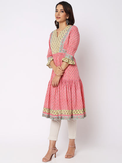 Aseesa Women Wearing Pink Cotton Floral Kurta