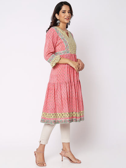 Aseesa Women Wearing Pink Cotton Floral Kurta