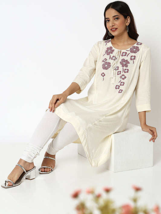 Women Wearing Straight Fit Embroidered Kurta