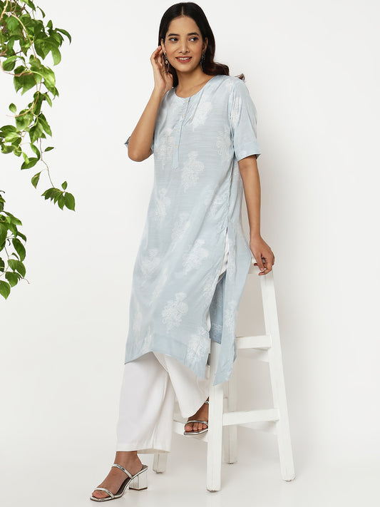 Women Wearing Straight Fit Printed Kurta