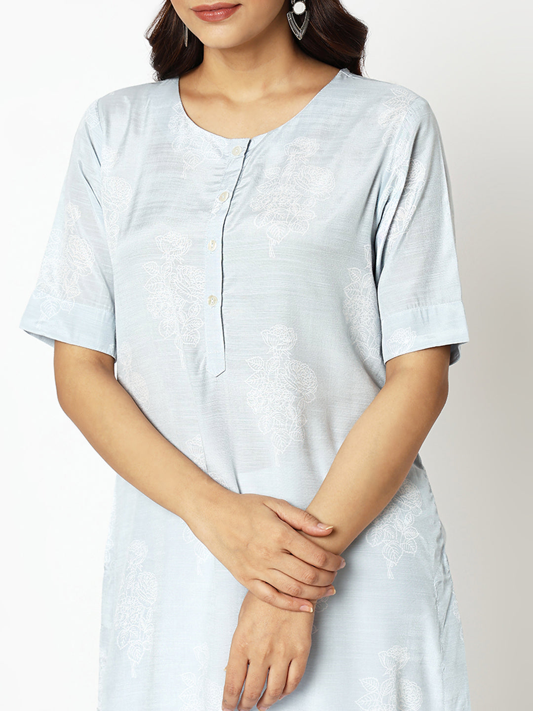 Women Wearing Straight Fit Printed Kurta
