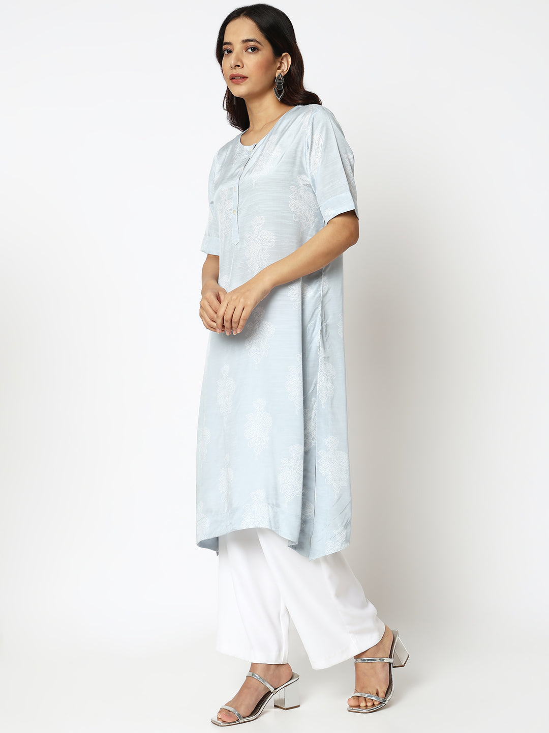 Women Wearing Straight Fit Printed Kurta