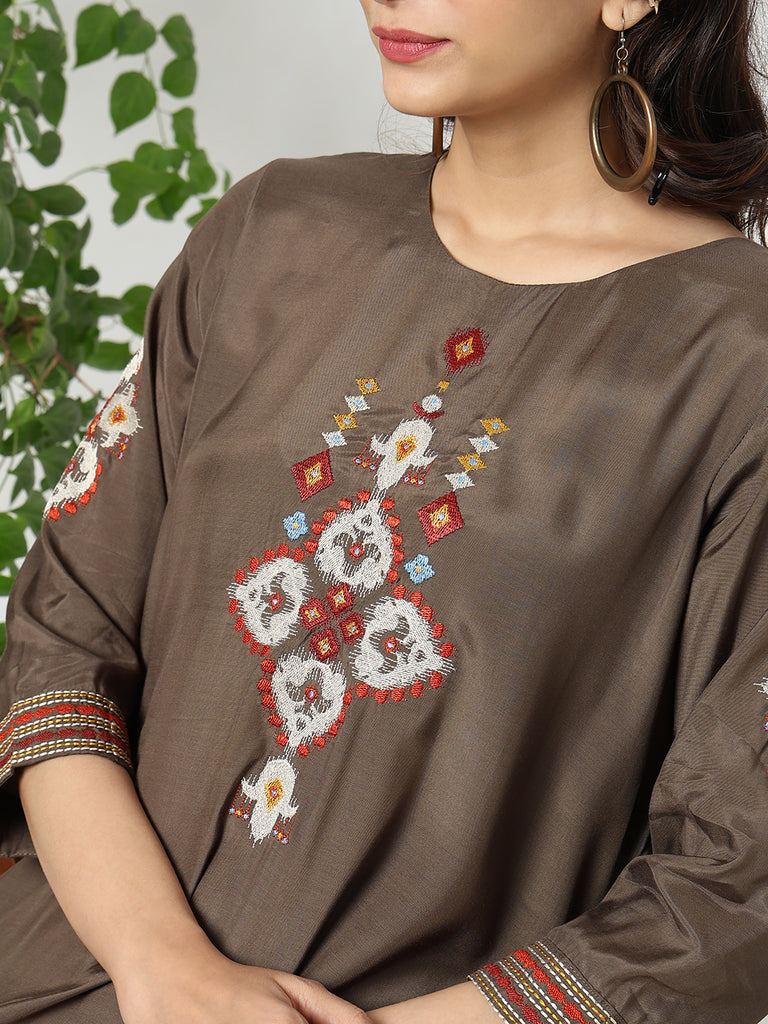 Nylangan Straight Fit Embroidered Kurta