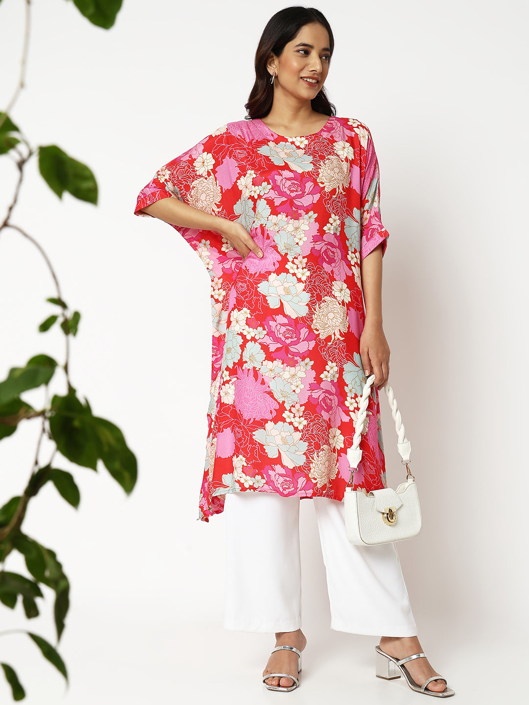 Women Wearing Boxy Fit Printed Kurta