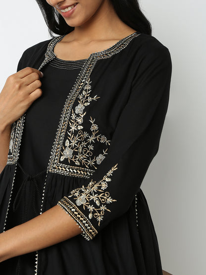 Straight Fit Embroidered Kurta