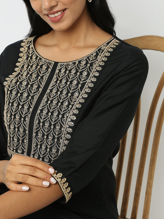 Straight Fit Embroidered Kurta